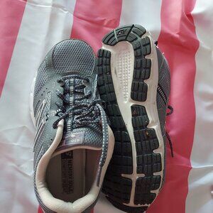 New balance tennis shoes